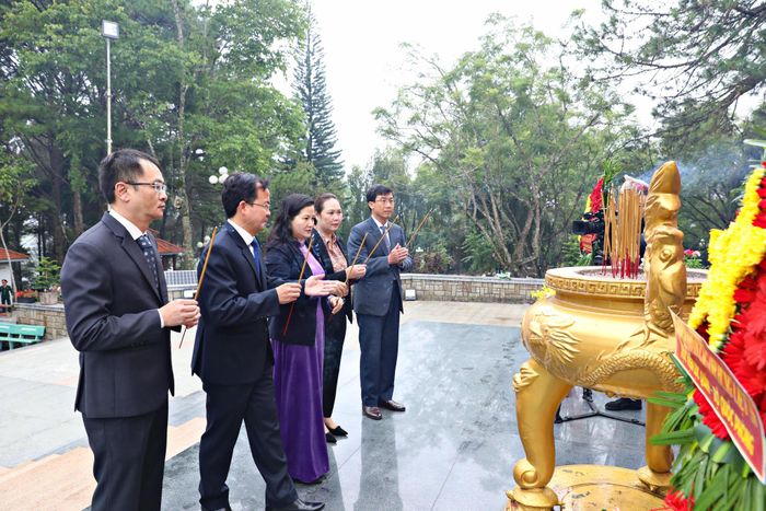 Lãnh đạo các phường khu vực Đà Lạt dâng hoa, dâng hương viếng các Anh hùng liệt sĩ
