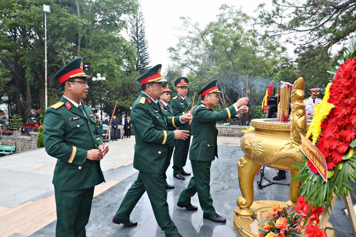 Khối lực lượng vũ trang Bộ Chỉ huy Quân sự tỉnh dâng hoa, dâng hương viếng các Anh hùng liệt sĩ