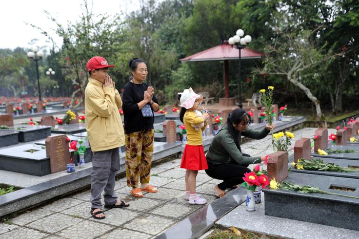 Người thân, đồng đội và đông đảo Nhân dân đến Nghĩa trang Liệt sĩ Đà Lạt vào sáng nay để thắp hương, viếng các Anh hùng liệt sĩ nhân Ngày Thương binh - Liệt sĩ