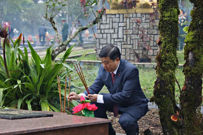 Đồng chí Y Thanh Hà Niê Kđăm, Ủy viên Ban Chấp hành Trung ương Đảng, Bí thư Tỉnh ủy, Trưởng Đoàn ĐBQH tỉnh thắp hương viếng các phần mộ liệt sĩ