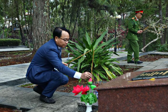Đồng chí Đặng Hồng Sỹ, Phó Bí thư Thường trực Tỉnh ủy Lâm Đồng dâng hương viếng các phần mộ liệt sĩ tại Nghĩa trang Liệt sĩ Đà Lạt