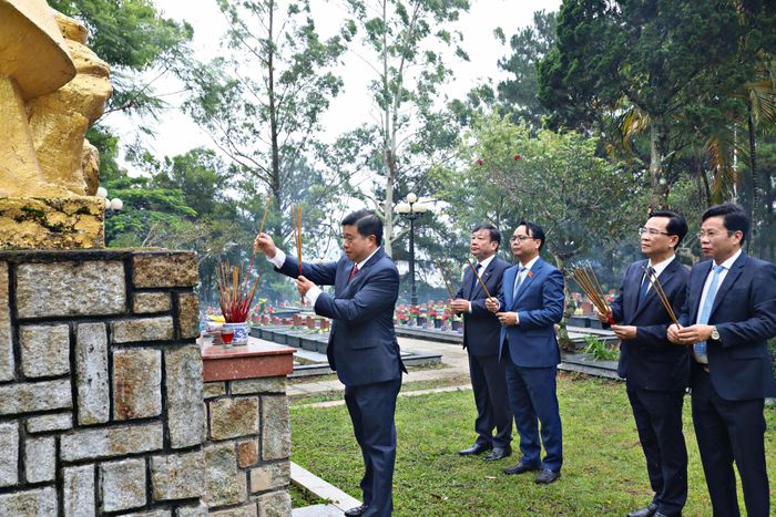 Các đồng chí Thường trực Tỉnh ủy Lâm Đồng dâng hương viếng anh linh các Anh hùng liệt sĩ