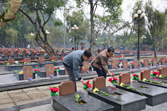 Lãnh đạo Báo và Phát thanh, Truyền hình Lâm Đồng thắp hương viếng các phần mộ Anh hùng liệt sĩ tại Nghĩa trang Liệt sĩ Đà Lạt