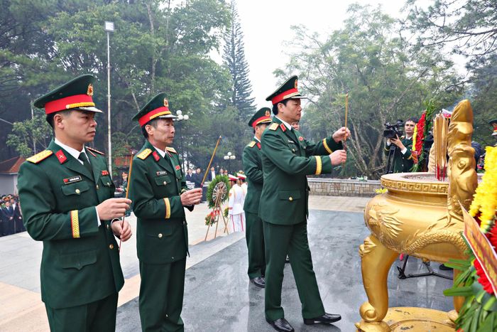 Khối lực lượng vũ trang Học viện Lục quân dâng hoa, dâng hương viếng các Anh hùng liệt sĩ