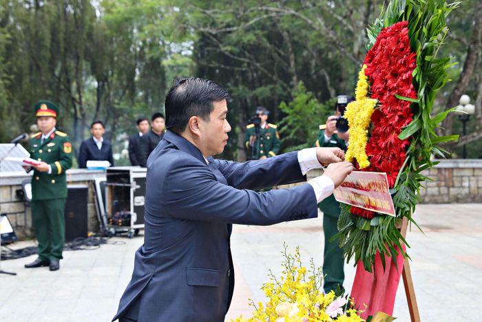 Đồng chí Y Thanh Hà Niê Kđăm, Ủy viên Ban Chấp hành Trung ương Đảng, Bí thư Tỉnh ủy, Trưởng Đoàn ĐBQH tỉnh Lâm Đồng chỉnh vòng hoa trước lễ dâng hoa