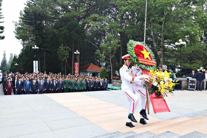 Vòng hoa viếng các Anh hùng liệt sĩ của Tỉnh ủy, HĐND, UBND, Ủy ban MTTQ Việt Nam tỉnh với dòng chữ "Đời đời nhớ ơn các Anh hùng liệt sĩ"