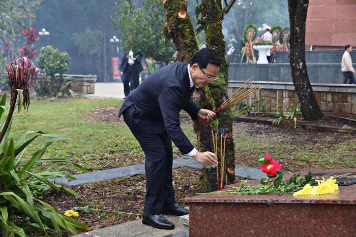 Đồng chí Hồ Văn Mười, Ủy viên Ban Chấp hành Trung ương Đảng, Phó Bí thư Tỉnh ủy, Chủ tịch UBND tỉnh dâng hương viếng các phần mộ liệt sĩ