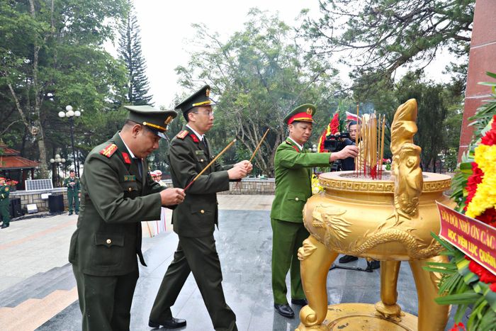 Khối lực lượng vũ trang Công an tỉnh Lâm Đồng dâng hoa, dâng hương viếng các Anh hùng liệt sĩ