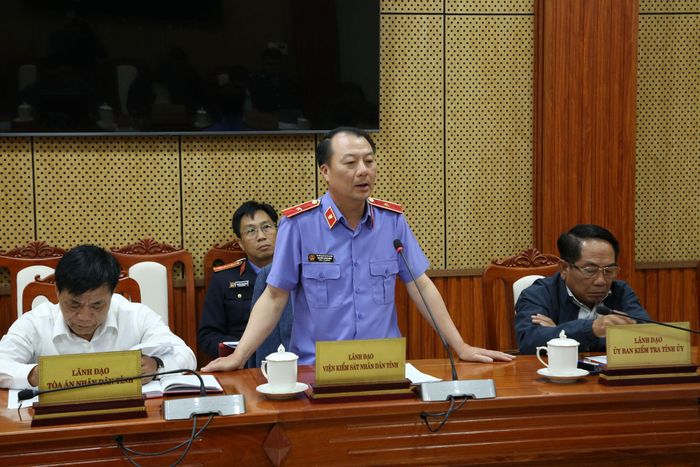 Đồng chí Nguyễn Thành Minh, Tỉnh ủy viên, Viện trưởng Viện Kiểm sát nhân dân tỉnh báo cáo tại buổi tiếp công dân