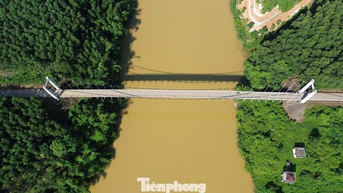 Cầu treo Bình Thành cũ hiện chỉ cho phép tải trọng tối đa 8 tấn và đang được kiểm soát chặt chẽ trong thời gian chờ cầu mới hoàn thành.