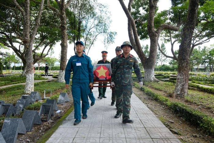 Thượng tá Biện Đức Long (sau cùng) trong cuộc hành quân đặc biệt để đưa các liệt sĩ trở về với gia đình
