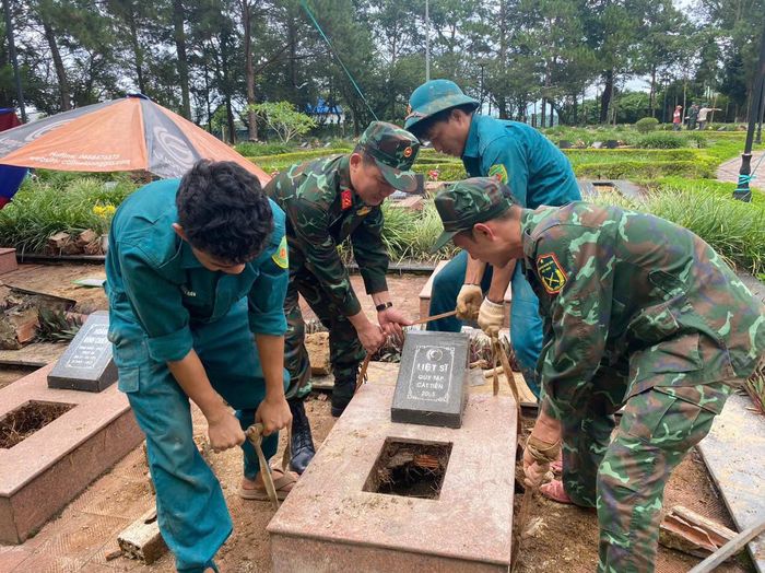Cán bộ, chiến sĩ Ban CHQS phường 3 Bảo Lộc tiến hành khai quật phục vụ việc lấy mẫu ADN xác định danh tính liệt sĩ còn thiếu thông tin