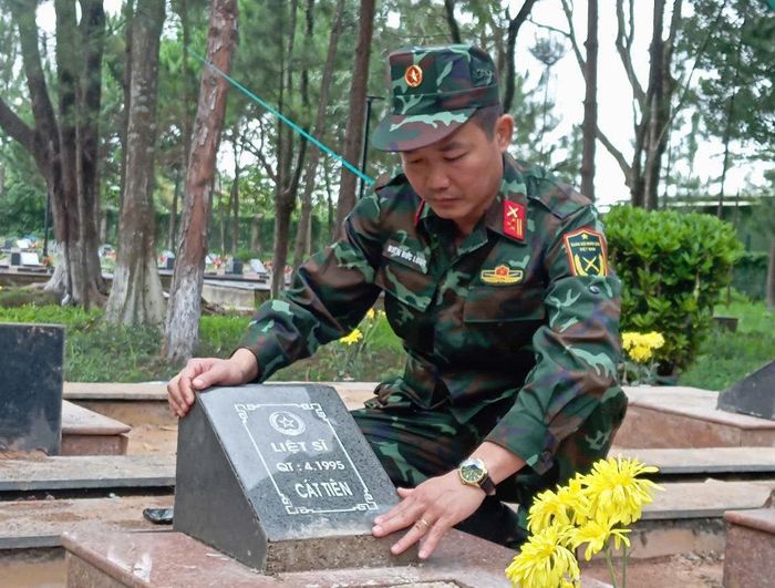 Thượng tá Biện Đức Long, Chỉ huy trưởng Ban CHQS phường 3 Bảo Lộc bên một ngôi mộ liệt sĩ còn thiếu thông tin