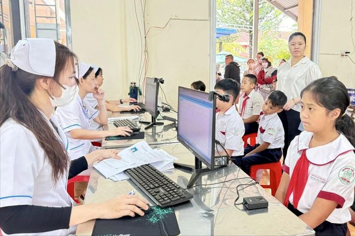 Khám sức khỏe cho học sinh