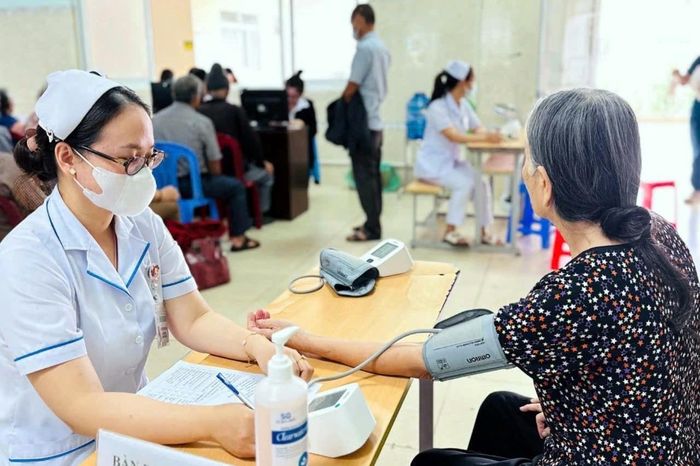 Đo huyết áp trong chương trình khám sức khỏe miễn phí