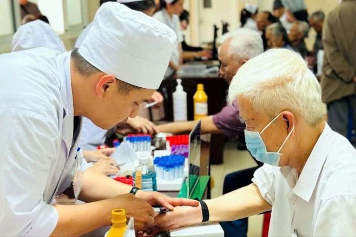 Lấy máu xét nghiệm, khám sức khỏe miễn phí cho người cao tuổi tại Bệnh viện II Lâm Đồng
