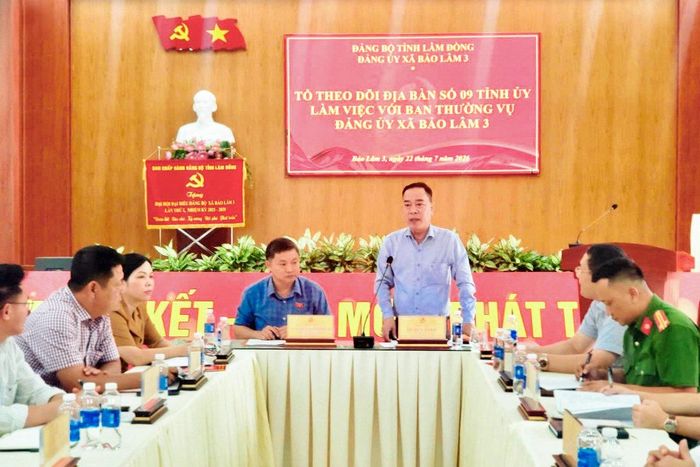 Đồng chí Lê Huy Toàn, Tỉnh ủy viên, Giám đốc Báo và Phát thanh, Truyền hình Lâm Đồng phát biểu tại buổi làm việc với xã Bảo Lâm 3