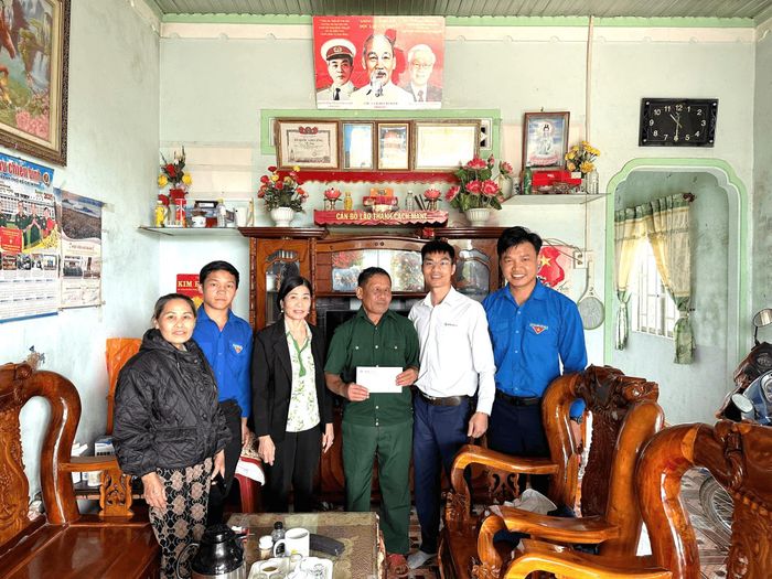 Thăm hỏi, tặng quà cho gia đình chính sách Hồ Quang Nghĩa, thôn Thiện Chí
