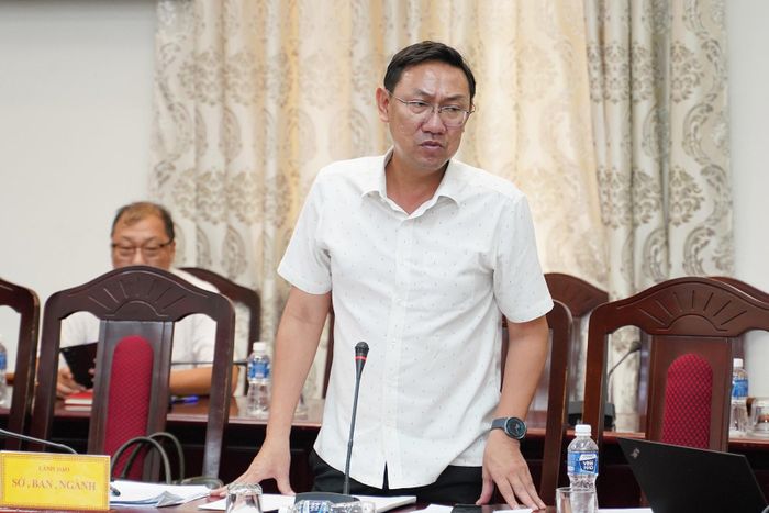 Đồng chí Bùi Trường Sơn, Phó Giám đốc Sở Xây dựng phát biểu góp ý một số nội dung liên quan đồ án quy hoạch