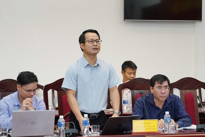 Đại diện đơn vị tư vấn báo cáo tại cuộc họp