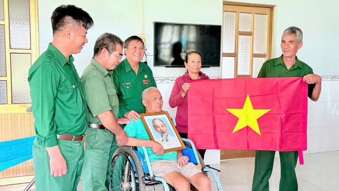 Hội CCB các xã, phường, đặc khu thăm, tặng quà cho thương binh, bệnh binh