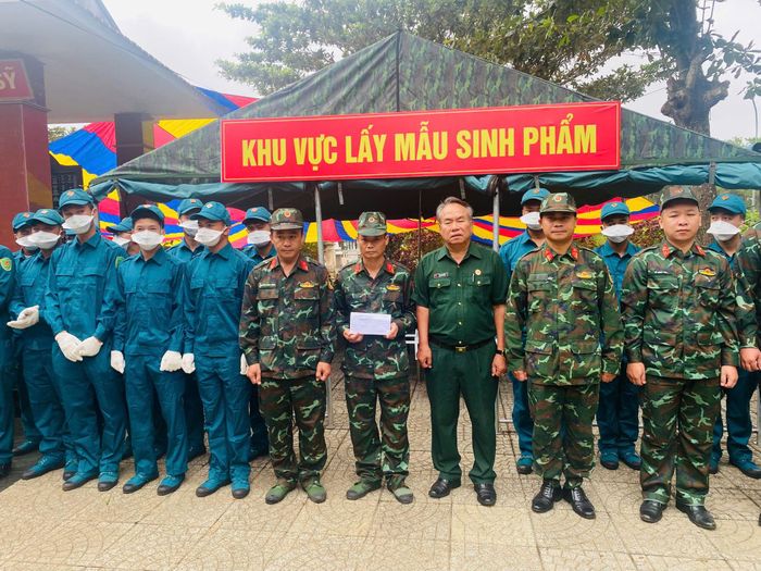 Ông Dương Công Hiệp, Chủ tịch Hội CCB tỉnh (thứ 3, từ phải sang) tặng quà cho Tổ lấy mẫu và xác định danh tính liệt sĩ