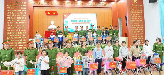 Đại tá Phùng Văn Huế, Bí thư Đảng ủy, Giám thị Trại giam Đại Bình trao 27 suất quà cho các gia đình chính sách tiêu biểu và 20 xe đạp cho học sinh có hoàn cảnh khó khăn