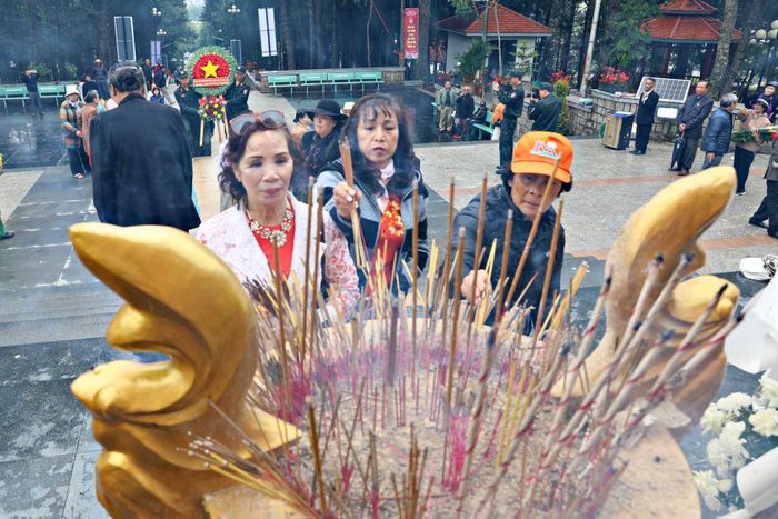Các Nữ chiến khu tỉnh Tuyên Đức (nay là Lâm Đồng) dâng hương viếng các Anh hùng liệt sĩ