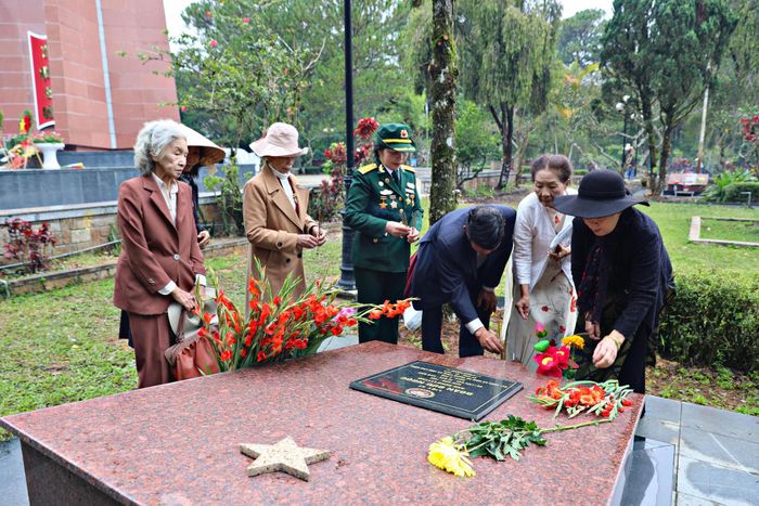 Ban Liên lạc Nữ chiến khu Tuyên Đức cùng thân nhân viếng phần mộ các Anh hùng liệt sĩ