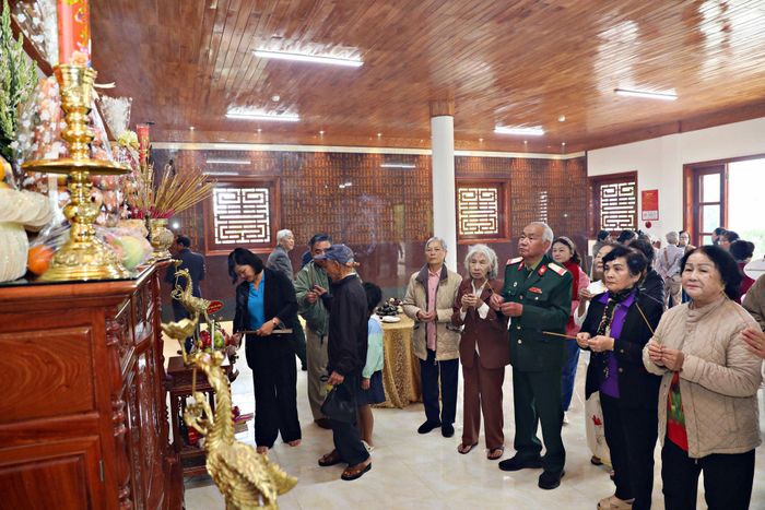 Các nữ chiến khu tỉnh Tuyên Đức cùng đồng đội viếng anh linh các Anh hùng liệt sĩ tại Nhà tưởng niệm
