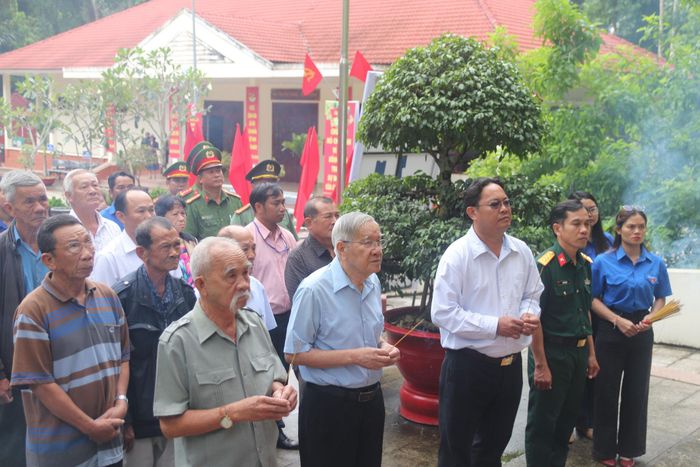 Cán bộ lão thành cách mạng và đại diện Sở Văn hóa, Thể thao và Du lịch, chính quyền địa phương thắp hương tưởng niệm các anh hùng, liệt sĩ tại Khu di tích