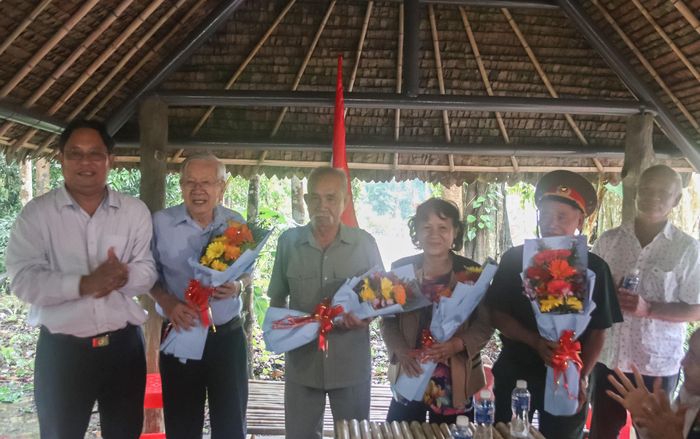 Ông Võ Thành Huy, Phó Giám đốc Sở Văn hóa, Thể thao và Du lịch (trái) tặng hoa tri ân các cán bộ lão thành cách mạng trong buổi lễ ra mắt mô hình
