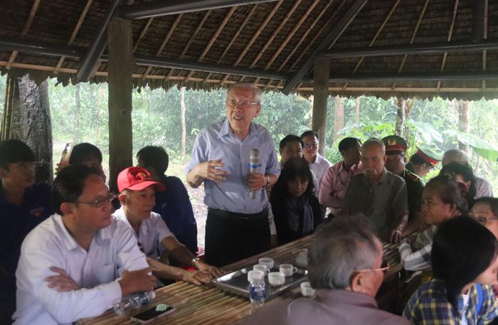 Các thành viên Ban liên lạc Văn phòng Tỉnh ủy Bình Thuận trong kháng chiến chống Mỹ bày tỏ xúc động khi dự lễ ra mắt mô hình