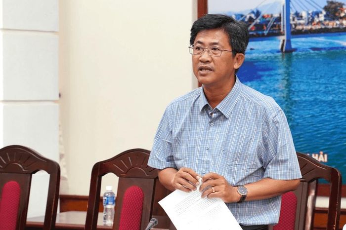 Ông Huỳnh Tấn Sinh, Phó Chủ tịch UBND xã Tuy Phong báo cáo tiến độ đền bù, giải phóng mặt bằng