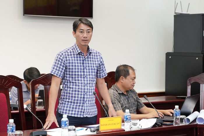 Đại diện Ban Quản lý dự án 7 báo cáo một số nội dung liên quan đến công tác bàn giao mặt bằng cho nhà đầu tư