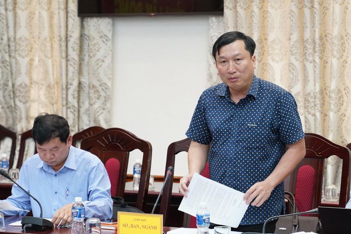 Đồng chí Nguyễn Đức Minh Tiến, Phó Giám đốc Sở Xây dựng tỉnh Lâm Đồng báo cáo tại cuộc họp