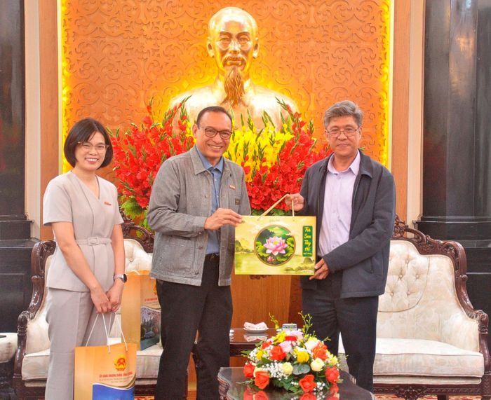 UBND tỉnh Lâm Đồng tặng quà lưu niệm cho Tổ chức Tầm nhìn Thế giới