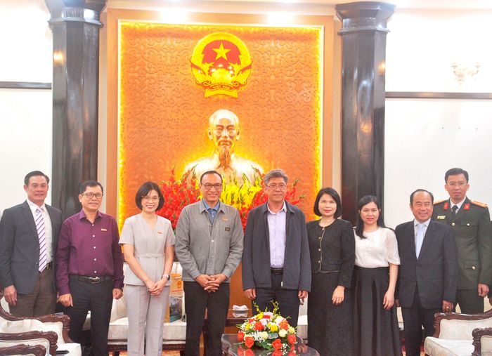 UBND tỉnh Lâm Đồng chụp hình lưu niệm với Tổ chức Tầm nhìn Thế giới tại buổi làm việc
