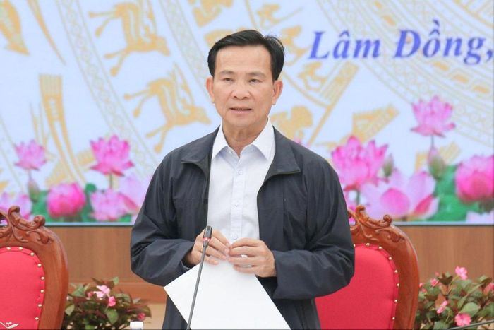 Ủy viên Ban Chấp hành Trung ương Đảng, Phó Bí thư Tỉnh ủy, Chủ tịch UBND tỉnh Hồ Văn Mười yêu cầu các đơn vị, địa phương, Ban QLDA quyết tâm, quyết liệt trong giải ngân vốn đầu tư công