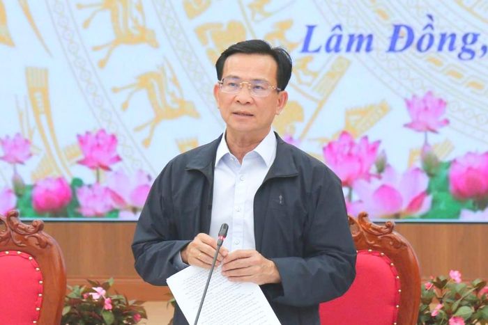 Ủy viên Ban Chấp hành Trung ương Đảng, Phó Bí thư Tỉnh ủy, Chủ tịch UBND tỉnh Hồ Văn Mười yêu cầu người đứng đầu các xã, phường, chủ đầu tư tăng cường giám sát công trường, theo dõi tiến độ dự án
