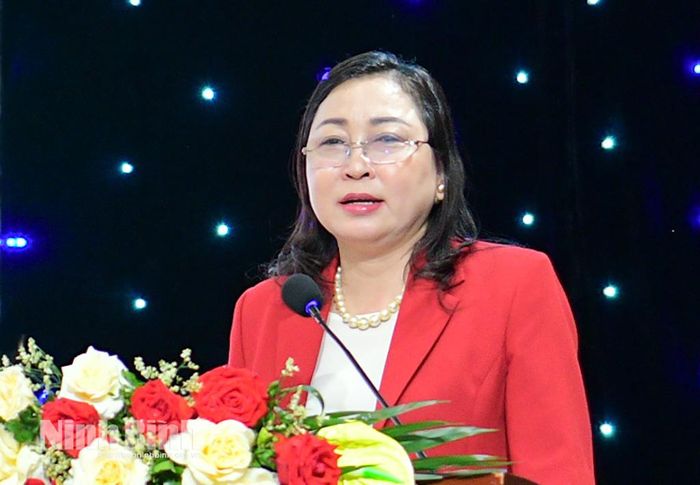 Đồng chí Đinh Thị Lụa, Phó Bí thư Tỉnh ủy, Chủ tịch Ủy ban MTTQ Việt Nam tỉnh phát biểu chỉ đạo lớp bồi dưỡng nghiệp vụ.