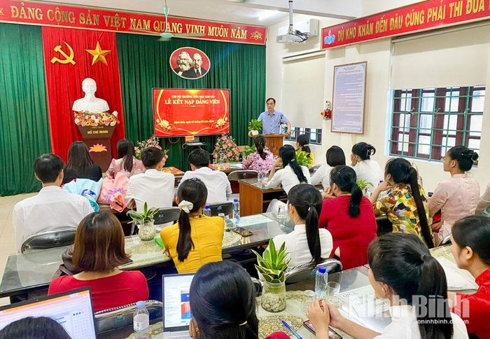 Các đồng chí trong Thường trực, Ban Thường vụ Đảng ủy xã Định Hóa phụ trách địa bàn thường xuyên dự lễ kết nạp đảng viên để nắm bắt tình hình, kịp thời tháo gỡ khó khăn. Ảnh: Trường Giang