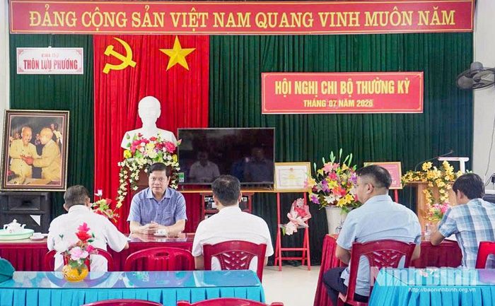 Thường trực Đảng ủy xã Phát Diệm làm việc với Chi ủy thôn để kịp thời tháo gỡ khó khăn về công tác xây dựng Đảng. Ảnh: Trường Giang