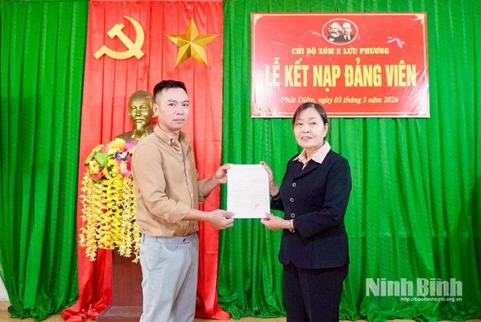 Trao quyết định kết nạp đảng viên mới là người có đạo cho đồng chí Nguyễn Quang Huy, Chi Bộ xóm 2 Lưu Phương (hiện nay là chi bộ thôn Hùng Cương), Đảng bộ xã Phát Diệm. Ảnh: Trường Giang