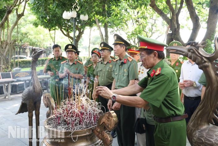 Cán bộ, hội viên Hội Cựu CAND tỉnh thành kính dâng hương tại Đền thờ Mười nữ dân quân pháo phòng không Lam Hạ.