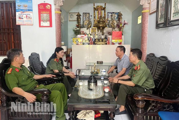 Cán bộ, hội viên Hội Cựu CAND tỉnh ân cần thăm hỏi thân nhân, gia đình các nữ liệt sỹ dân quân pháo phòng không Lam Hạ.