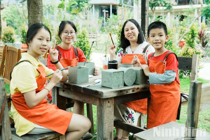 Người tham gia ở nhiều lứa tuổi cùng trải nghiệm vẽ trên chất liệu gốm.