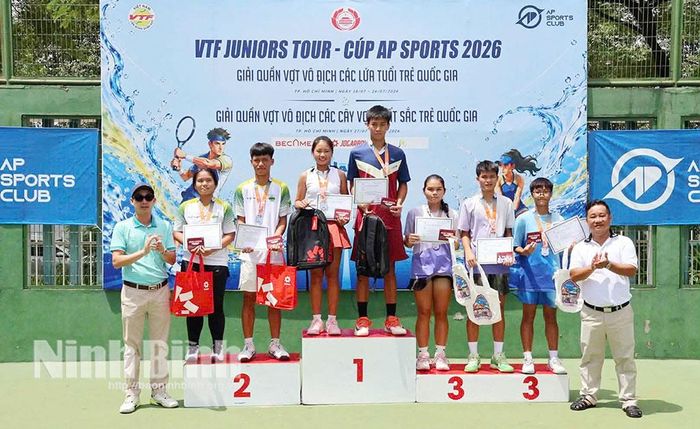 Vận động viên Dương Gia Bảo và Tô Bình Nhiên nhận Huy chương Vàng đôi nam - nữ U18.