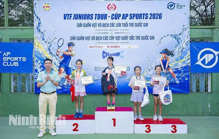 Vận động viên Phạm Anh Thư nhận Huy chương Vàng đơn nữ U10.