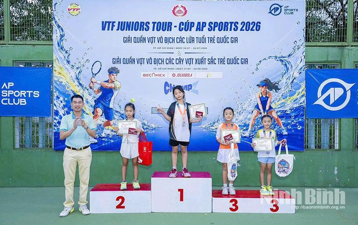 Vận động viên Lê Trịnh Tuấn Nga nhận Huy chương Vàng đơn nữ U8.
